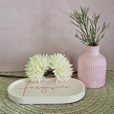 2-teiliges Set aus Dekotablett oval mit Schriftzug „Forgiven“ und Vase für Trockenblumen aus Raysin in zartem Rosa