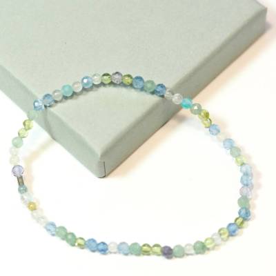 Armband aus zart hellblauen und maigrünen Schmucksteinen ca 18 cm Länge. Unikat.