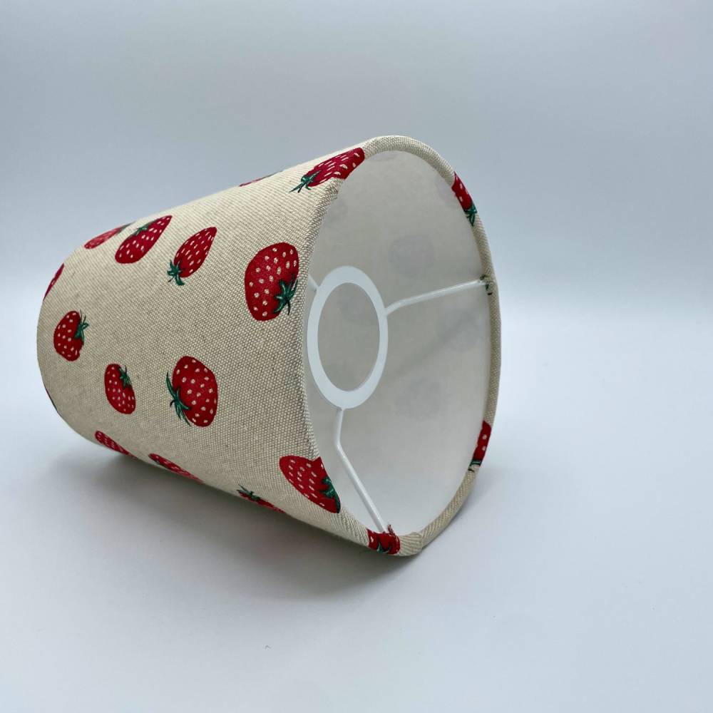 Lampenschirm „Erdbeeren konisch" | als Tisch- oder Stehlampe | Baumwollstoff Bild 4