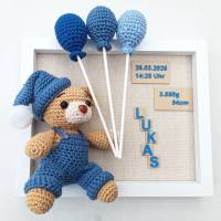 3D Bilderrahmen gehäkelter Teddybär mit Luftballons personalisiert – Geschenk zur Geburt & Taufe – Blau – Handgemacht