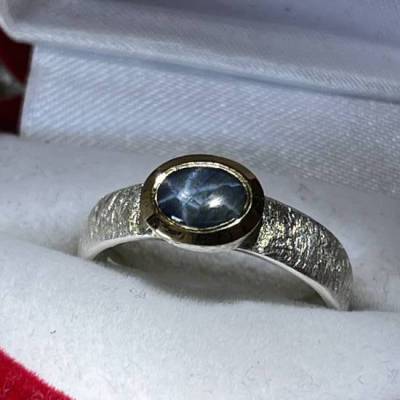 Natürlich magischer Sternsaphir Ring in Silber mit vergoldeter Fassung