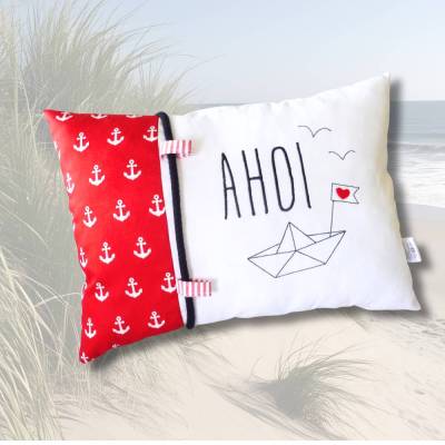 Maritimes Kissen 25x35cm rot blau bestickt mit Wunschtext & Boot – Geschenk für Segler