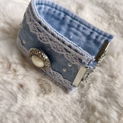 Upcycling Jeans-Armband mit Vintage-Knopf & Spitze