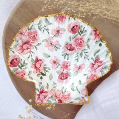 Handgefertigte Schmuckschale aus Jakobsmuschel mit Blumenmuster, Muschelschale im Boho Stil, Schmuckaufbewahrung, Unikat