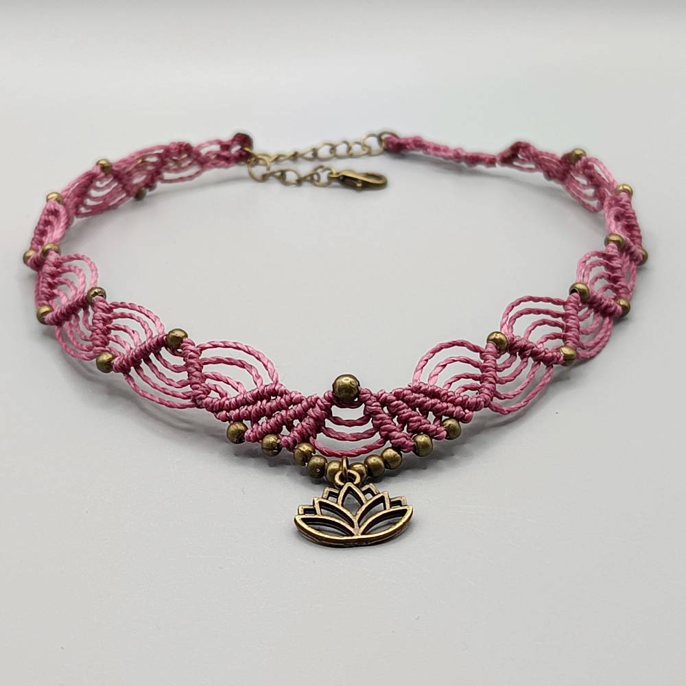 Makramee Choker Halsband in lila mit bronzefarbenen  Metallperlen und einem Anhänger Lotusblüte Bild 2