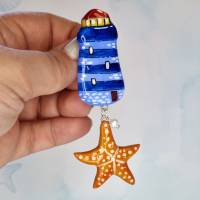 Glücksbringer Brosche Leuchtturm – Handgefertigt, Maritimer Mutmacher aus Ton & UV-Resin, Geschenkfertig verpackt Unikat