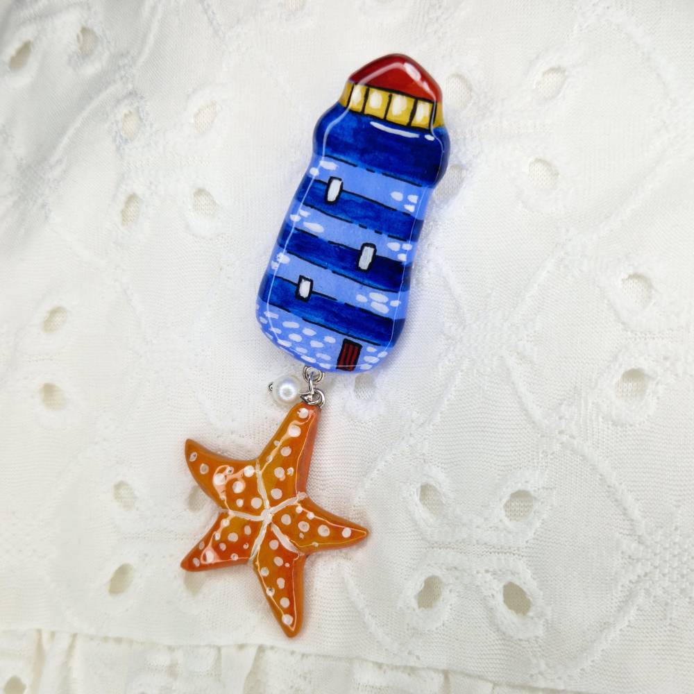 Glücksbringer Brosche Leuchtturm – Handgefertigt, Maritimer Mutmacher aus Ton & UV-Resin, Geschenkfertig verpackt Unikat Bild 8