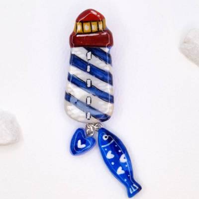 Brosche Leuchtturm aus selbsthärtendem Ton – Maritimes Unikat handbemalt – Sommer-Kollektion – Blau und Weiß