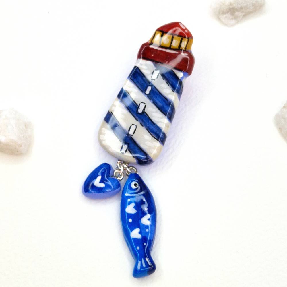 Glücksbringer Brosche Leuchtturm – Handgefertigt, Maritimer Mutmacher aus Ton & UV-Resin, Geschenkfertig verpackt Unikat Bild 6