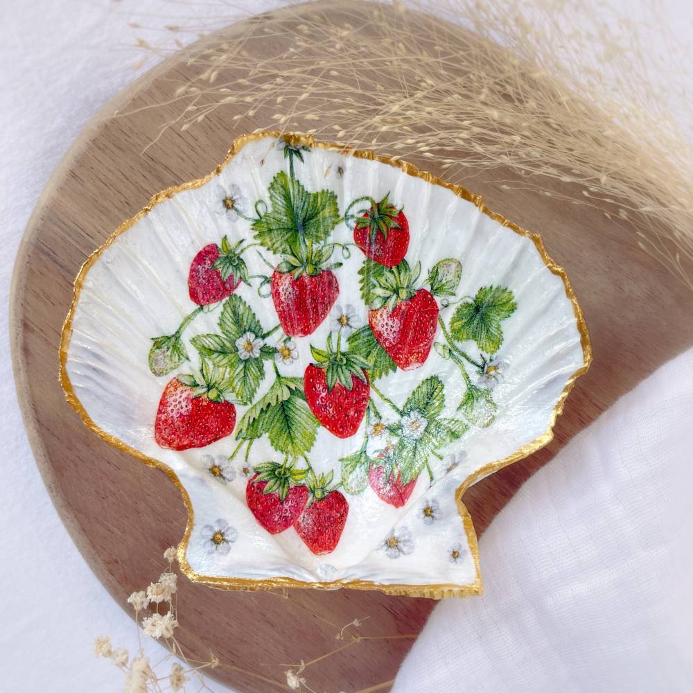 Schmuckschale aus Jakobsmuschel mit Erdbeer Motiv, Handgemachte Muschelschale im Boho Stil, Schmuckaufbewahrung, Unikat