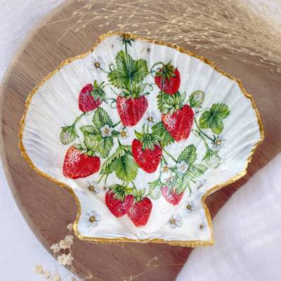 Schmuckschale aus Jakobsmuschel mit Erdbeer Motiv, Handgemachte Muschelschale im Boho Stil, Schmuckaufbewahrung, Unikat