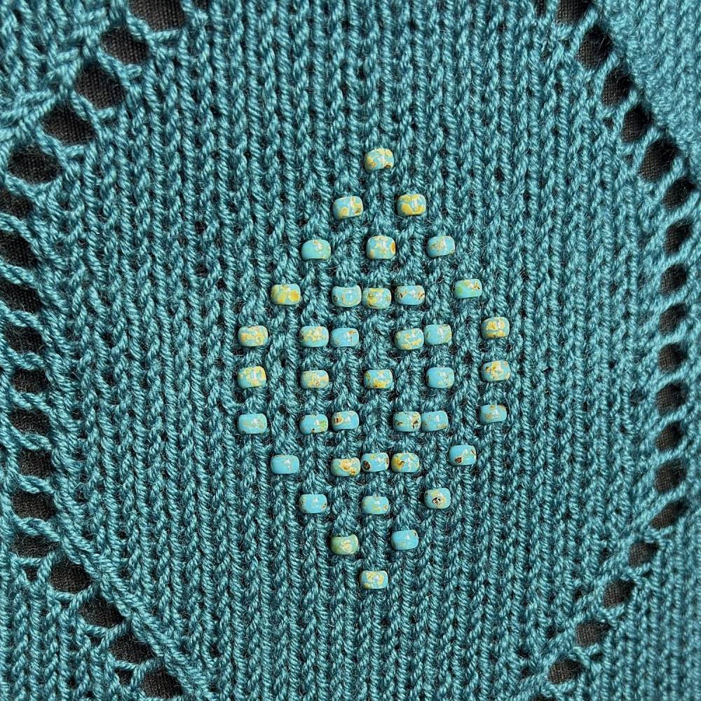B!DESIGN by GiesingCrafts: EMERALDS 2.0 - Asymmetrisches Dreieckstuch Bild 10