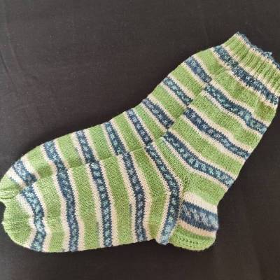 Handgestrickte Socken Gr.42/43 Grün/Natur/Blau mit kleinem Muster