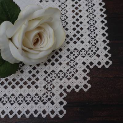 Quadratisches Deckchen in feiner Hardanger Stickerei 38 x 38 cm in Vintage-Art Farbe creme
