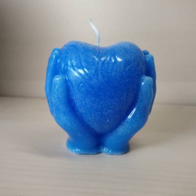 Herz Kerze, Herz in Händen haltend, in verschiedenen Farben