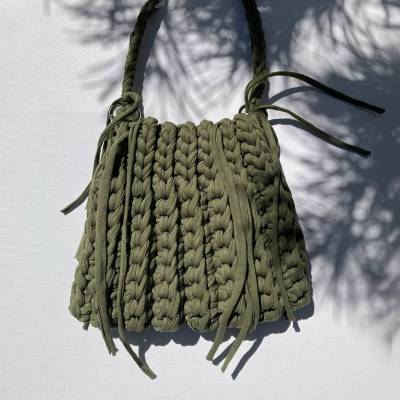 Crossbody Tasche in Oliv Grün – Gehäkelte Umhängetasche mit Fransen I Festivaltasche Boho Chic