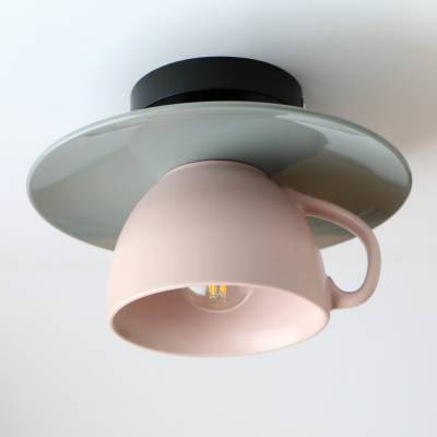 Moderne Tassenlampe, Deckenleuchte aus einer großen Jumbo-Tasse, Küchenlampe aus Keramik in Altrosa und Grau