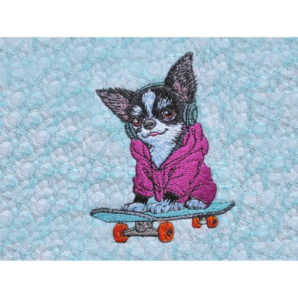 Chihuahua Stickdatei schwarz/weiß 18x18cm bzw. 20x20cm – Skater Hund mit Hoodie & Kopfhörer Bild 1