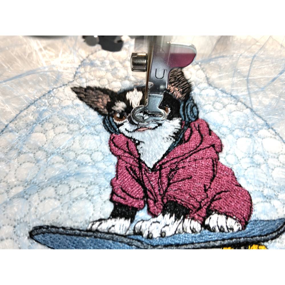 Chihuahua Stickdatei schwarz/weiß 18x18cm bzw. 20x20cm – Skater Hund mit Hoodie & Kopfhörer Bild 2