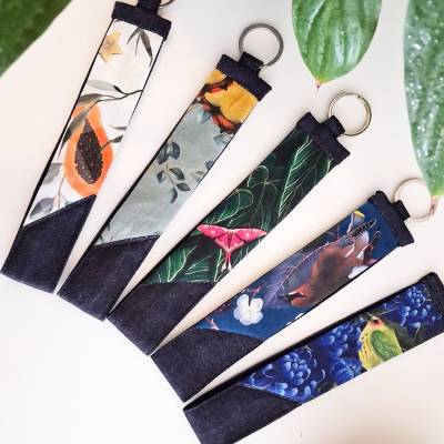 Schlüsselanhänger aus Stoff mit einzigartigen botanischen Motiven
