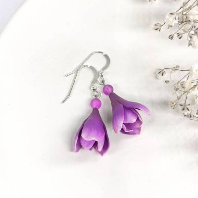 Krokus Ohrringe aus Polymer Clay mit Sterlingsilber, lange lila Frühlingsblumen