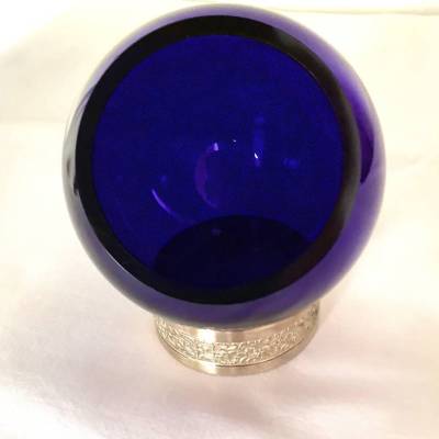 Vintage blaue Glaskugel mit silberfarbenem Metalluntersetzer aus den 70er Jahren