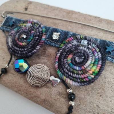 Häkelspiralen bunt und einzigartig als Ansteckbrosche, Sicherheitsnadelschmuck