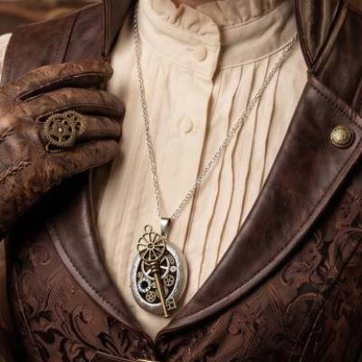 Steampunk Medaillonkette aus Edelstahl mit Schlüssel und Zahnrädern – Handgefertigte Kette