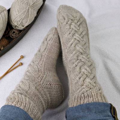 Strickanleitung Socken Zopfmuster – warme Wintersocken Damen - Anfängerfreundlich