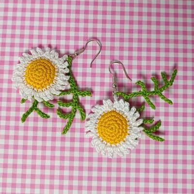Ohrringe Margerite mit Grünzeug sehr fein aus Baumwolle gehäkelt mit Silber-Ohrhaken
