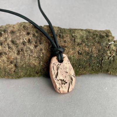 Großer Kupfernugget No2, mit Blattmotiv an Lederkette – markanter Unisexschmuck aus Kupfer