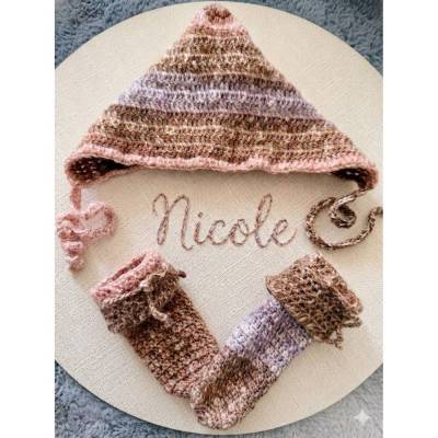 Handgefertigtes Crochet-Set „Sommerbeere“ – Pixie-Mütze & Söckchen