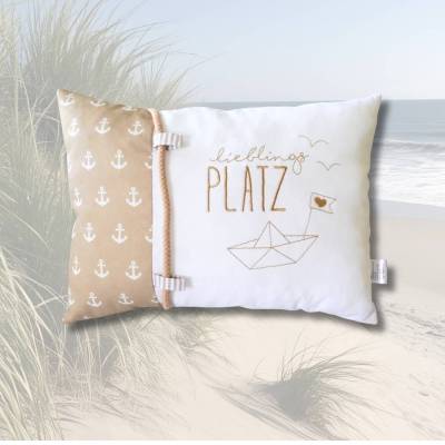 Beiges maritimes Kissen 25x35cm bestickt mit Faltboot & Lieblingsplatz – Geschenk für Segler & Meeresfans