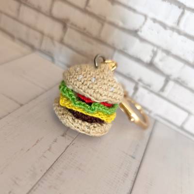 Gehäkelter Schlüsselanhänger Burger – handgemachtes Fun Accessoire – lustige Geschenkidee