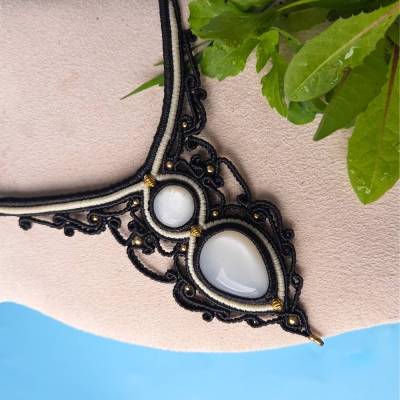Makramee Collier"Black and White" - Eleganter weißer Mondstein
