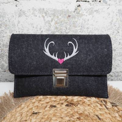 Dirndltasche aus Wollfilz – Geweih & Herz Stickerei, ca. 21×14 cm, optionaler Umhängeträger