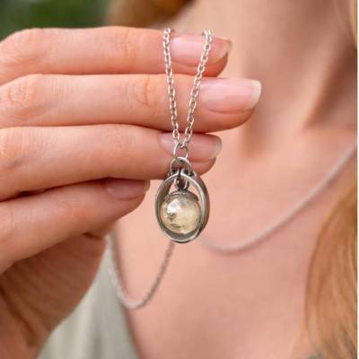 Minimalistische Edelstahl Damenkette mit ovalem Anhänger & Glasperle – Wunschkette