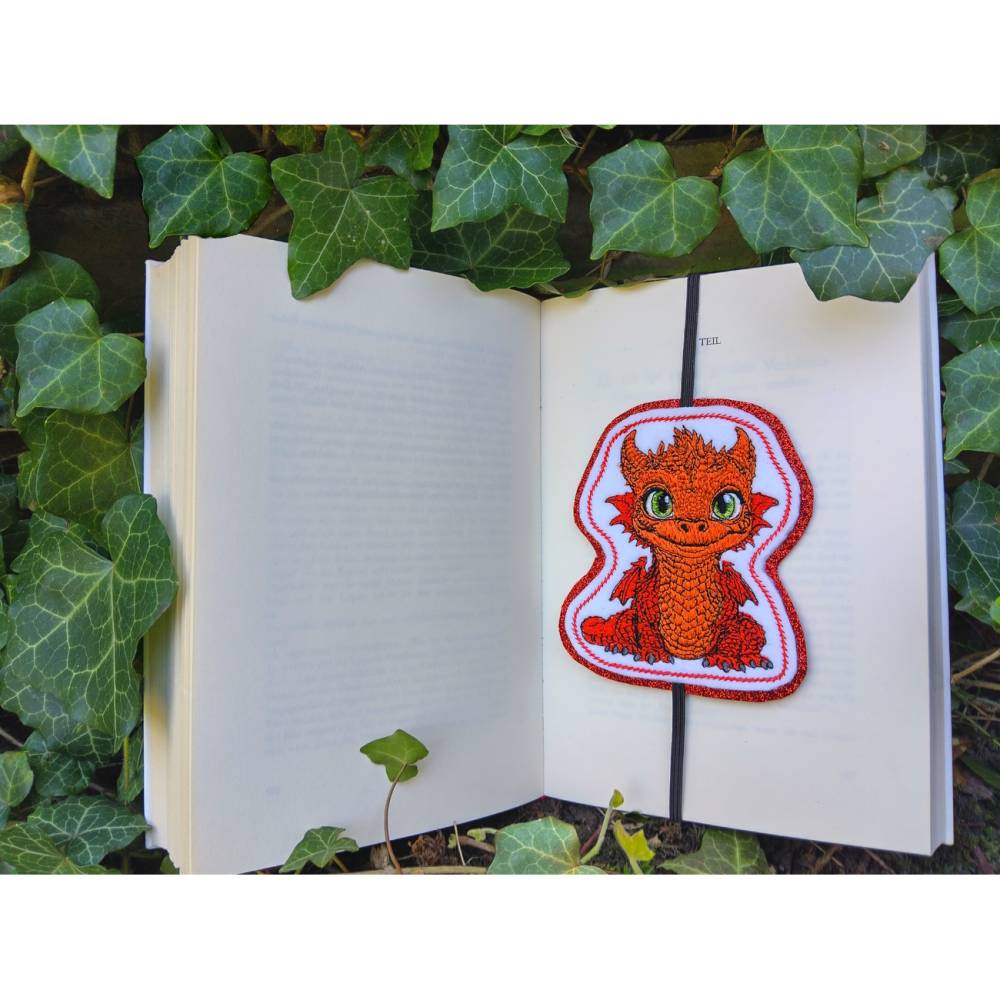 Niedlicher Drache Lesezeichen ITH Stickdatei 10x10cm – Fantasy Gadget für Lese- und Stickbegeisterte Bild 1