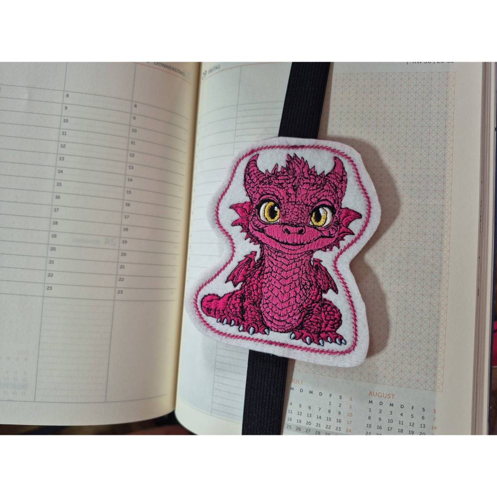 Niedlicher Drache Lesezeichen ITH Stickdatei 10x10cm – Fantasy Gadget für Lese- und Stickbegeisterte Bild 4