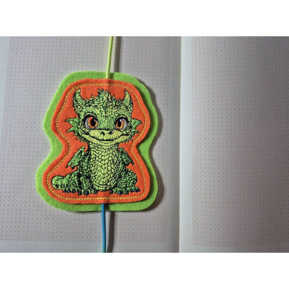 Niedlicher Drache Lesezeichen ITH Stickdatei 10x10cm – Fantasy Gadget für Lese- und Stickbegeisterte Bild 5