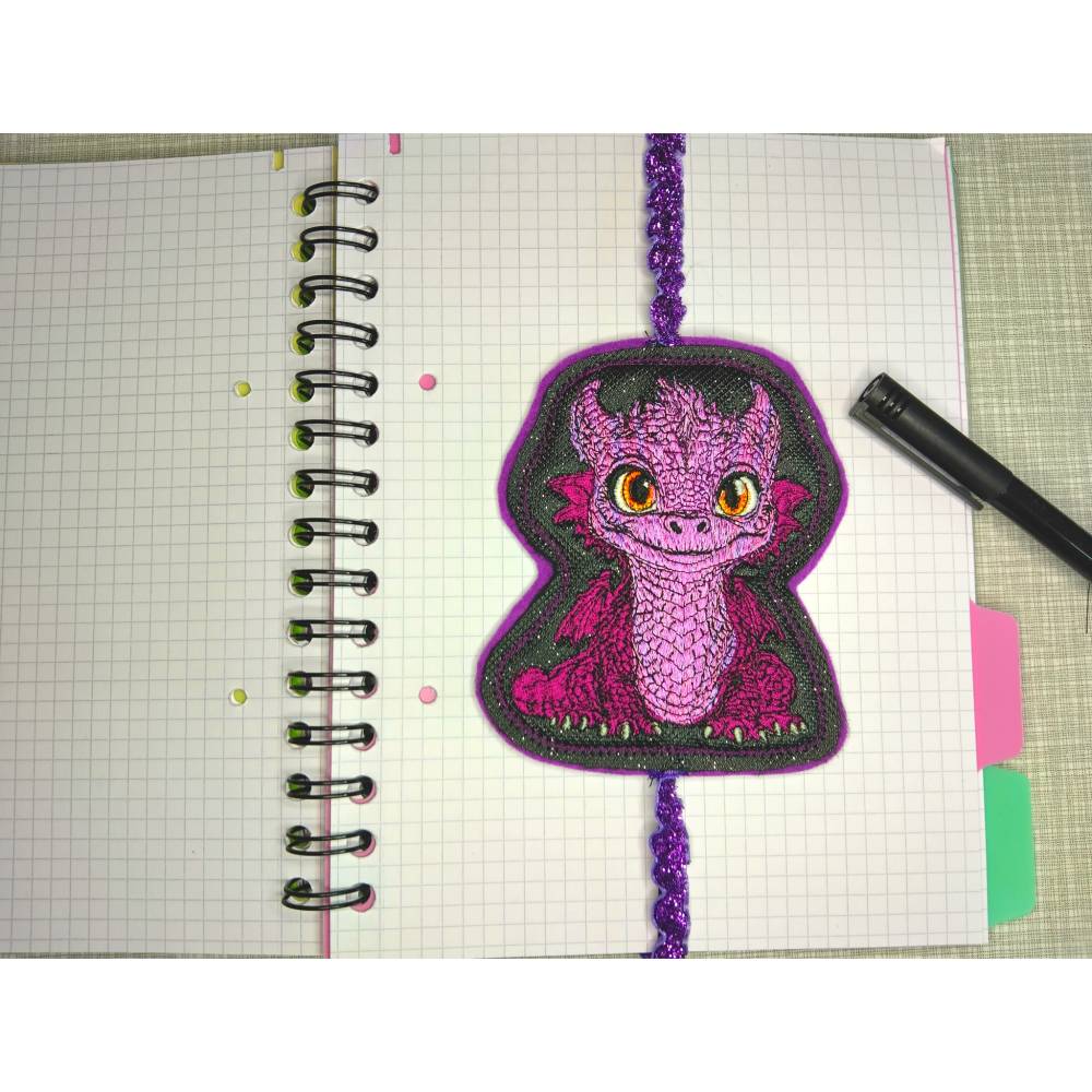 Niedlicher Drache Lesezeichen ITH Stickdatei 10x10cm – Fantasy Gadget für Lese- und Stickbegeisterte Bild 9