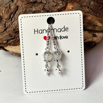 Elegante Jade Ohrringe in Weiß mit kleinem Kreuz