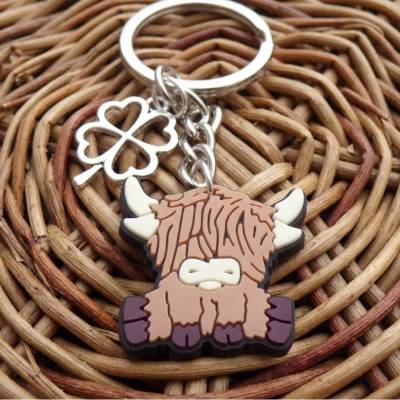 Highland Cow Schlüsselanhänger mit Kleeblatt – Glücksbringer & Geschenk für Tierfreunde