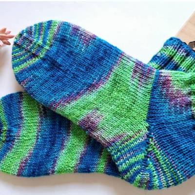 Socken Kurzsocken Damen 38/39 handgestrickt Farbe grün- blaufarben, in unregelmässigem Verlauf #25.37.