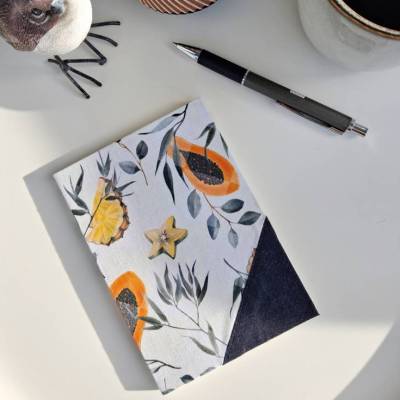 Handgebundene Notizbuch A6 mit Fadenheftung und tropischen Papaya und Ananas  Motiv.