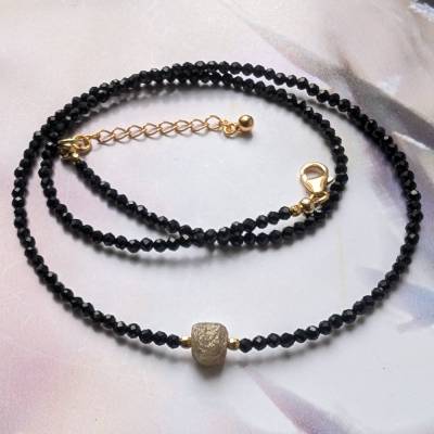 Schwarze Spinell Kette mit gelben Roh Diamant Würfel, vergoldetes Silber