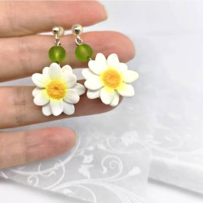 Gänseblümchen Ohrringe Polymer Clay und Sterlingsilber weiße Sommerblumen Ohrringe