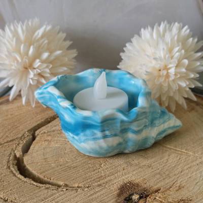 Deko-Muschel aus Raysin in einem zufälligen Farbverlauf aus Weiß und Cyan