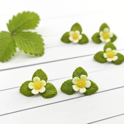 Erdbeerblüten und Blatt Ohrstecker aus Polymer Clay, Sterling Silber, Sommer Ohrstecker