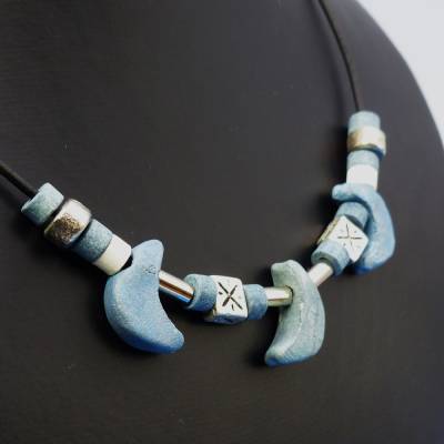 Halskette, Monde, türkisblau, silber, schwarz, Keramikperlen, Lederkette, Collier, Halskette, Handarbeit